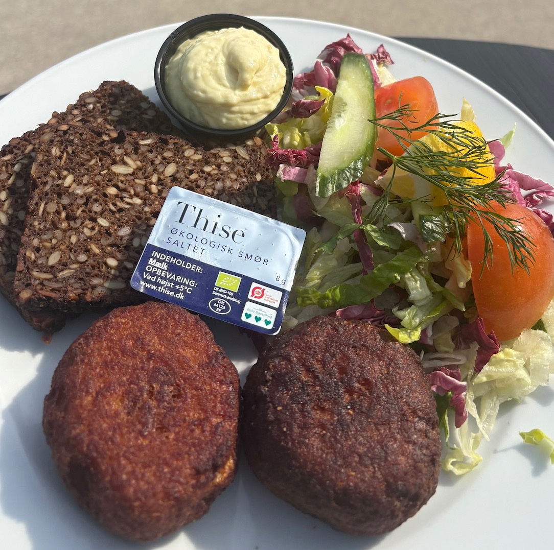 fiskefrikadeller med rugbrød